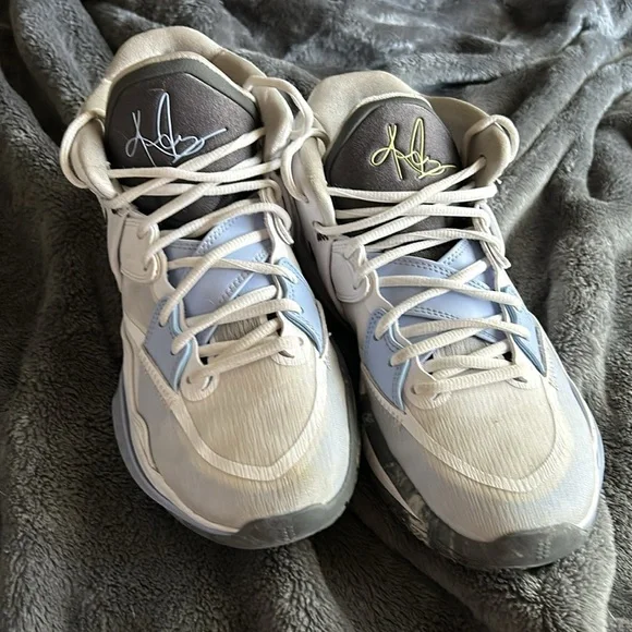 Nike basketball shoes. - Picture 2 of 2